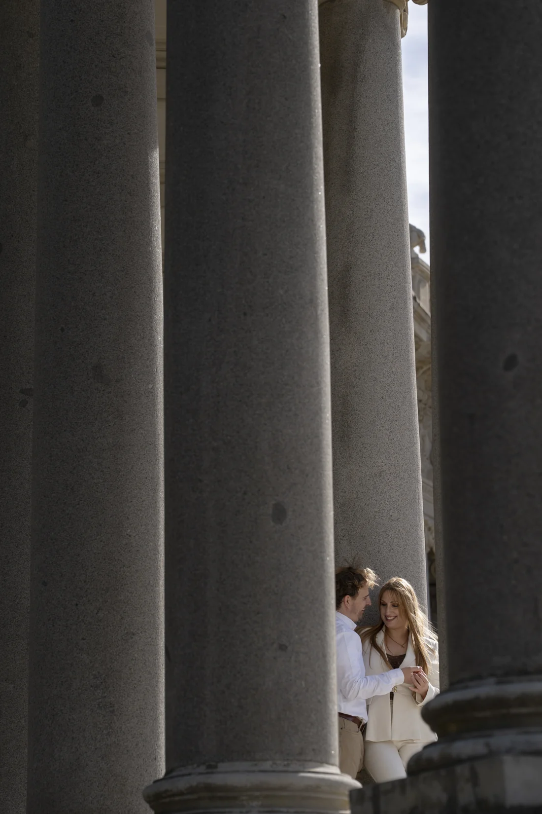 Un momento juntos entre las columnas del Retiro