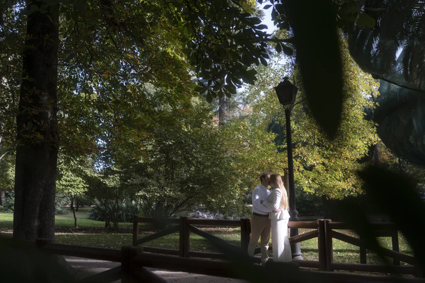 Iván y Mireia juntos en un puente del jardín