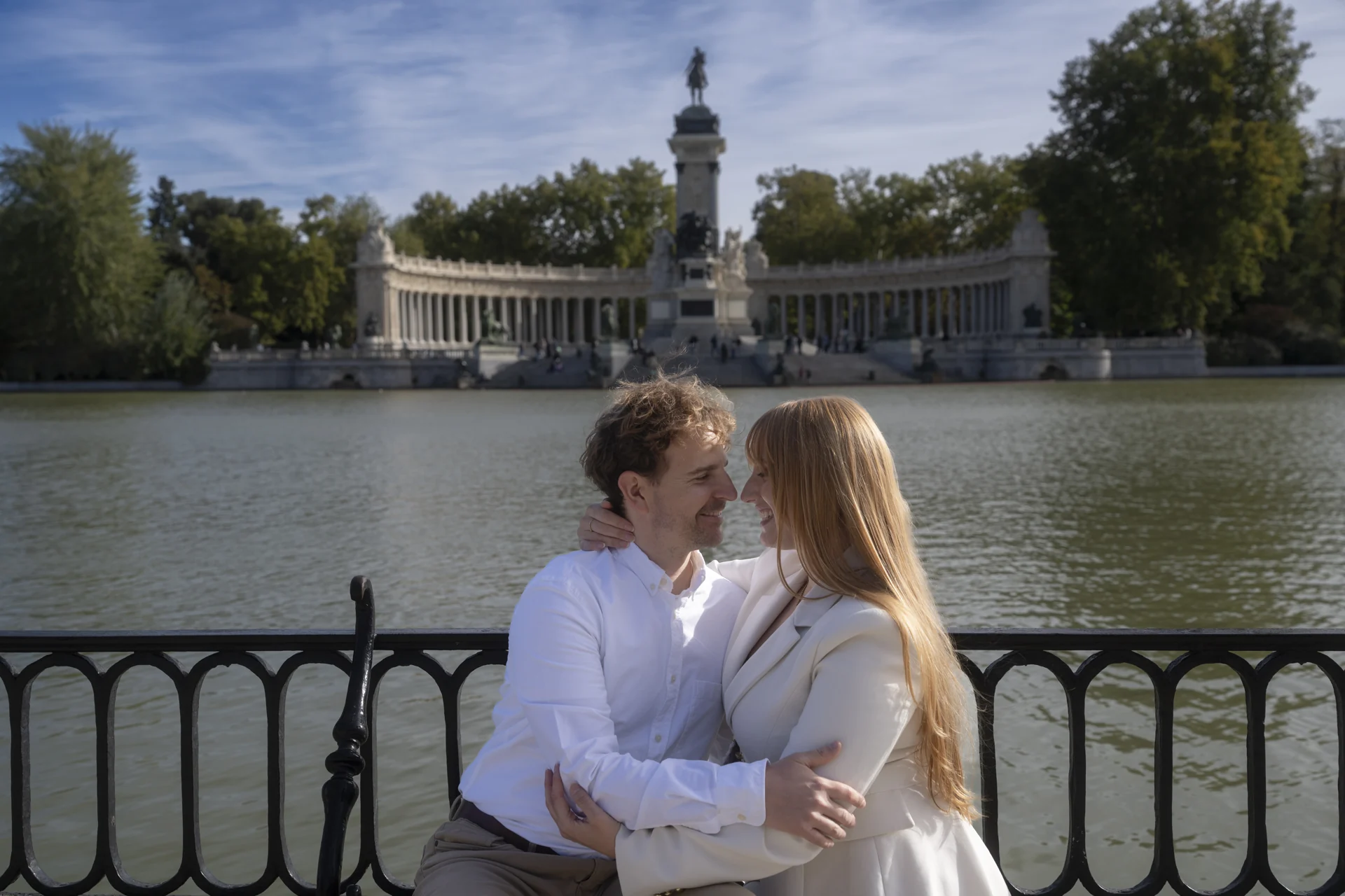 Iván y Mireia abrazados junto al estanque del Retiro