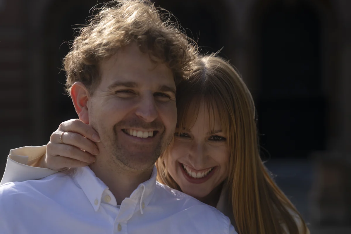 Iván y Mireia sonriendo abrazados